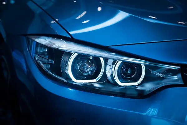 פנסי חזית של רכב BMW כחול עם תאורה מודרנית