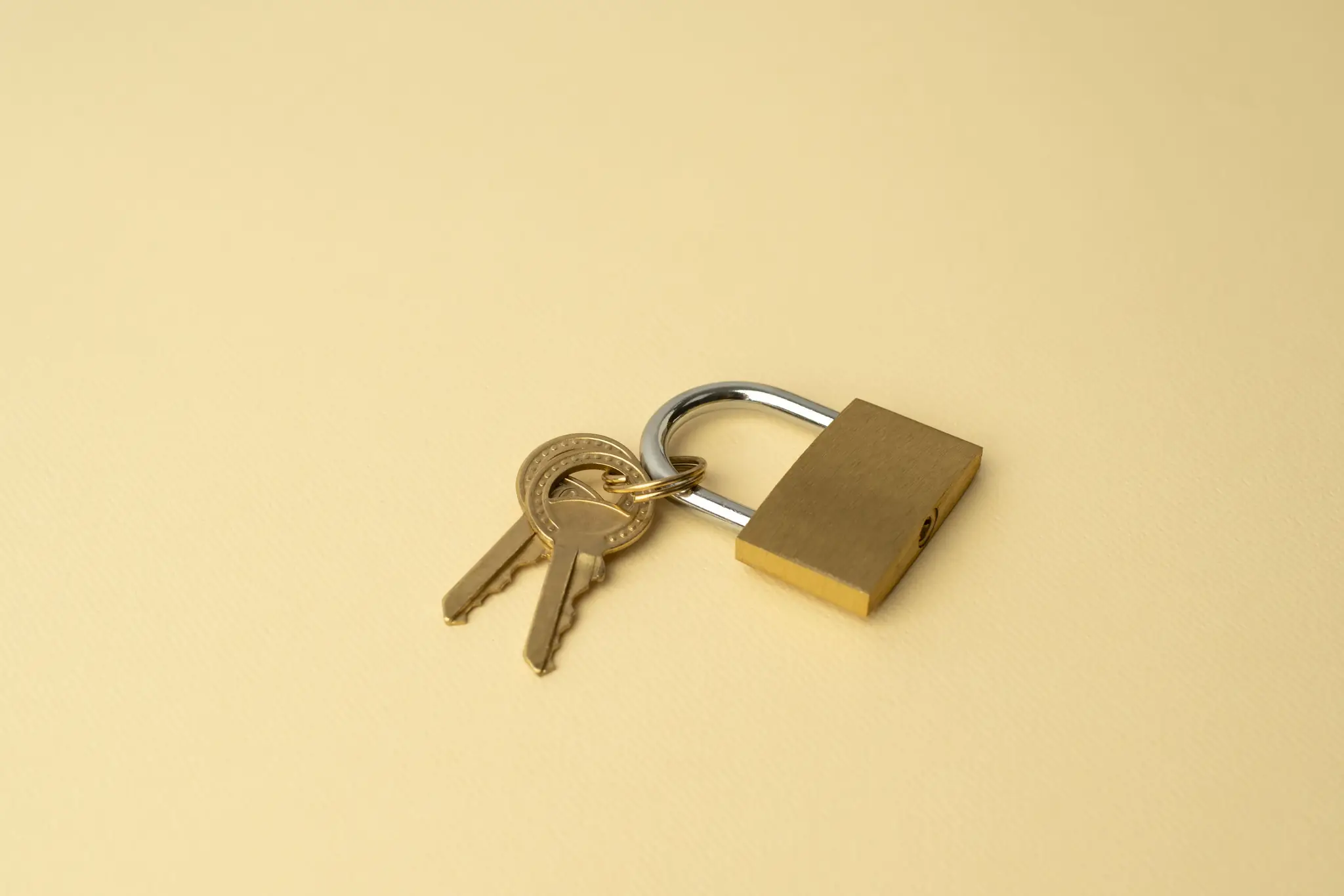 מנעול עם מפתחות