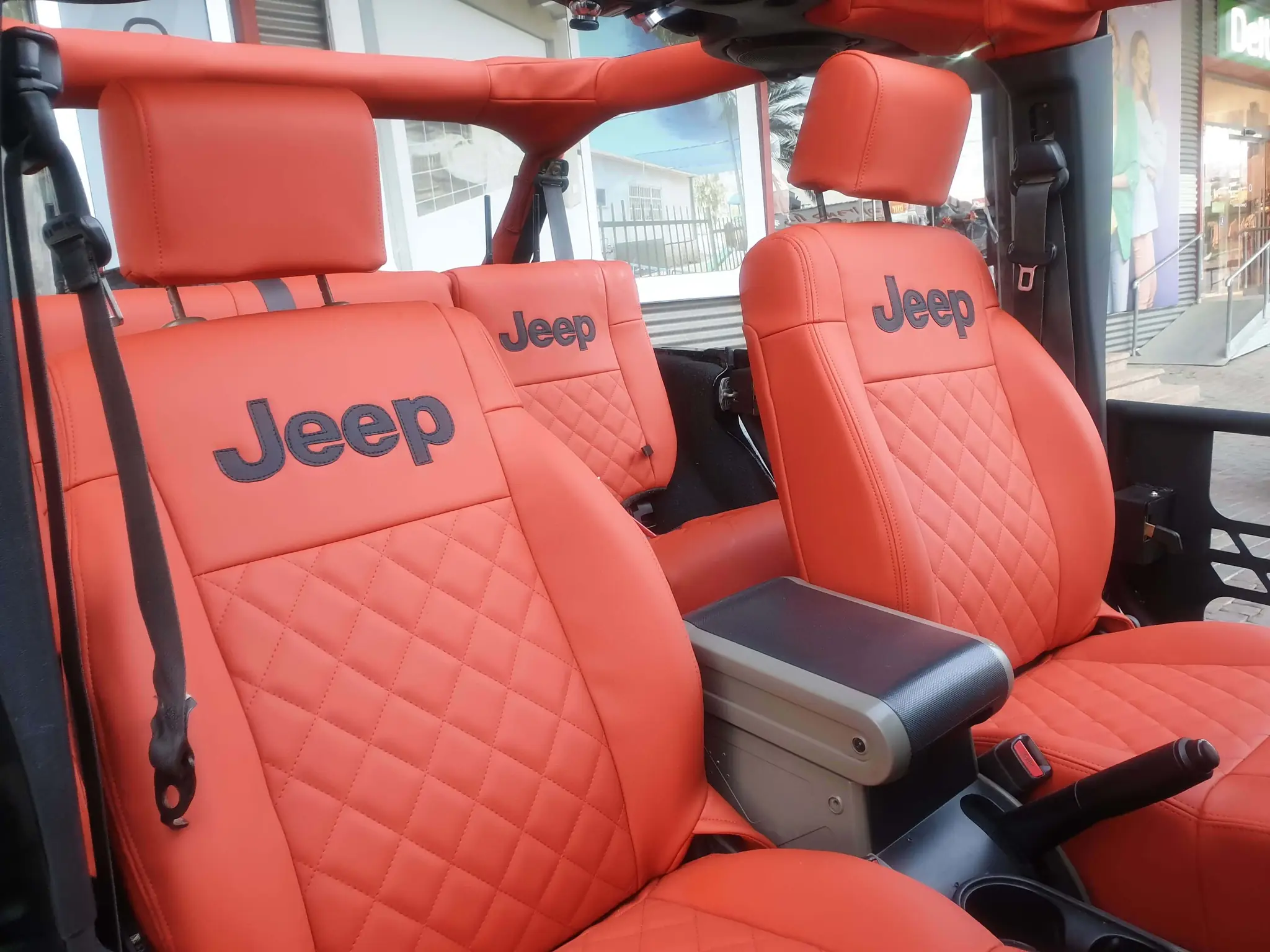 ריפודי מושבים מעור בצבע כתום עם לוגו Jeep ברכב שטח פתוח
