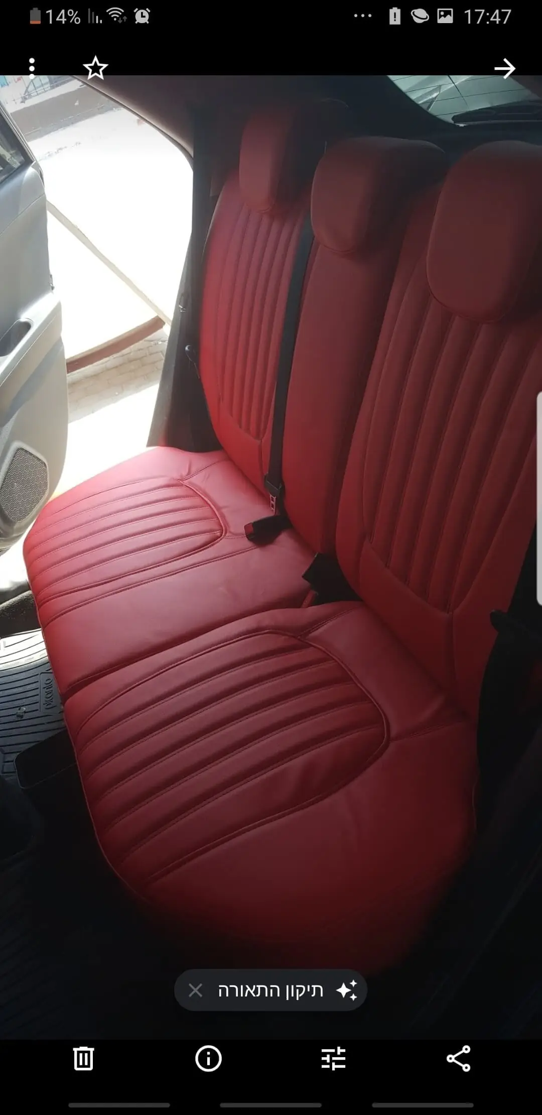 מושבי אחורי רכב מרופדים בעור אדום עם חגורות בטיחות