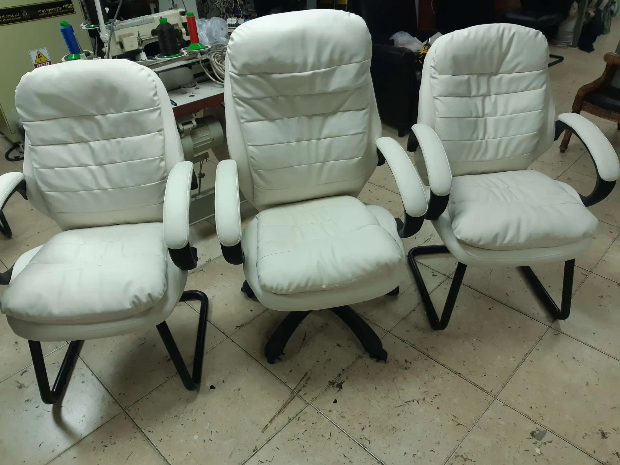 כיסאות משרדיים מרופדים בצבע לבן