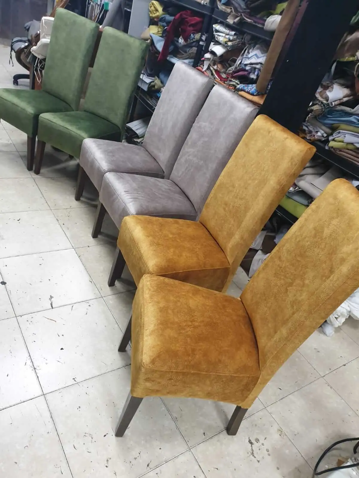 כסאות אוכל מרופדים בצבעים ירוק, אפור וכתום