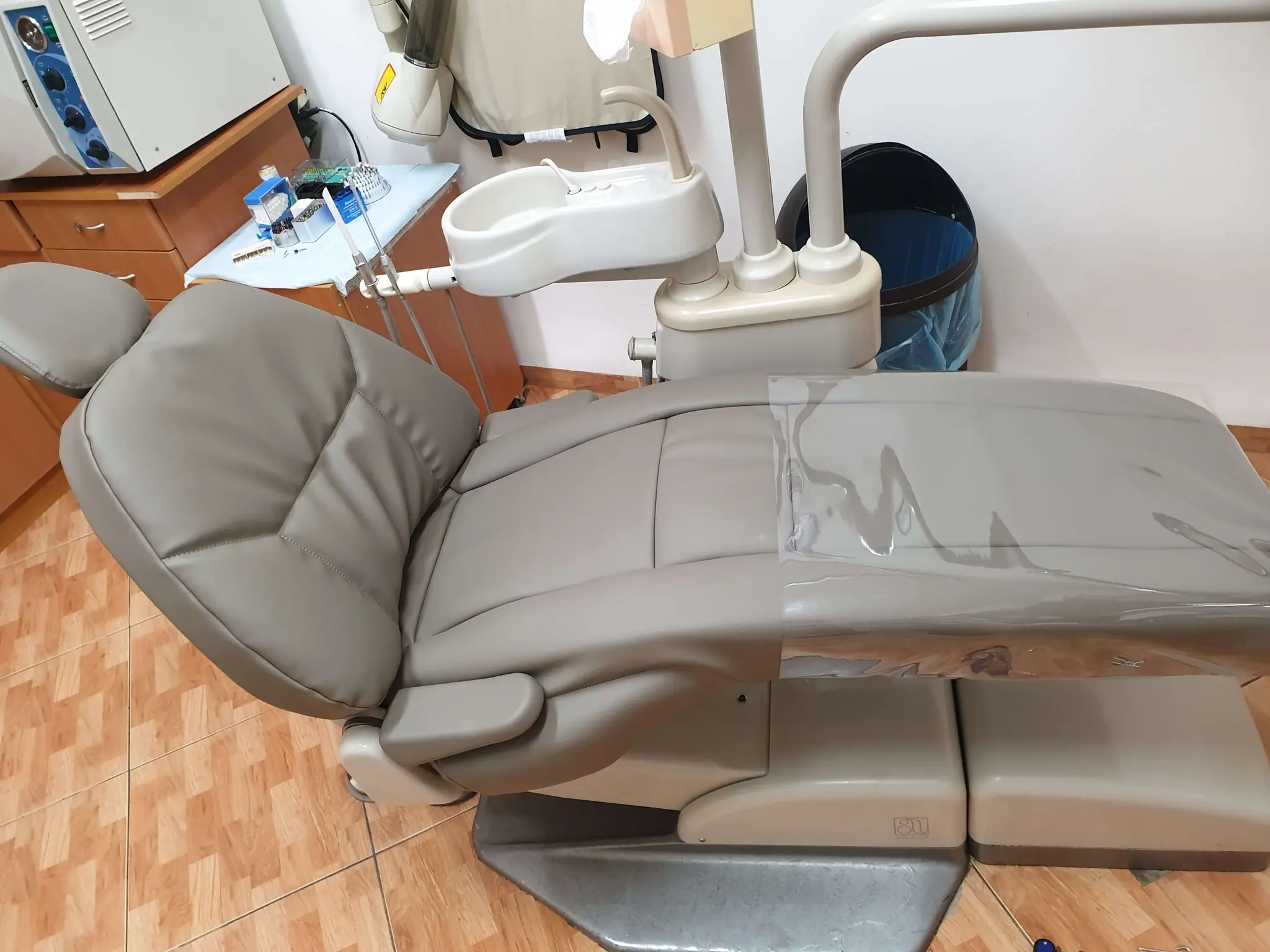 כיסא טיפולים של רופא שיניים בצבע אפור בהיר