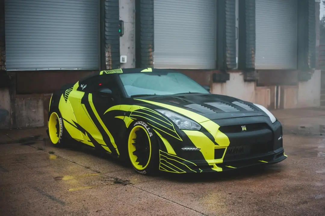 יסאן GTR בציפוי ויניל שחור וצהוב