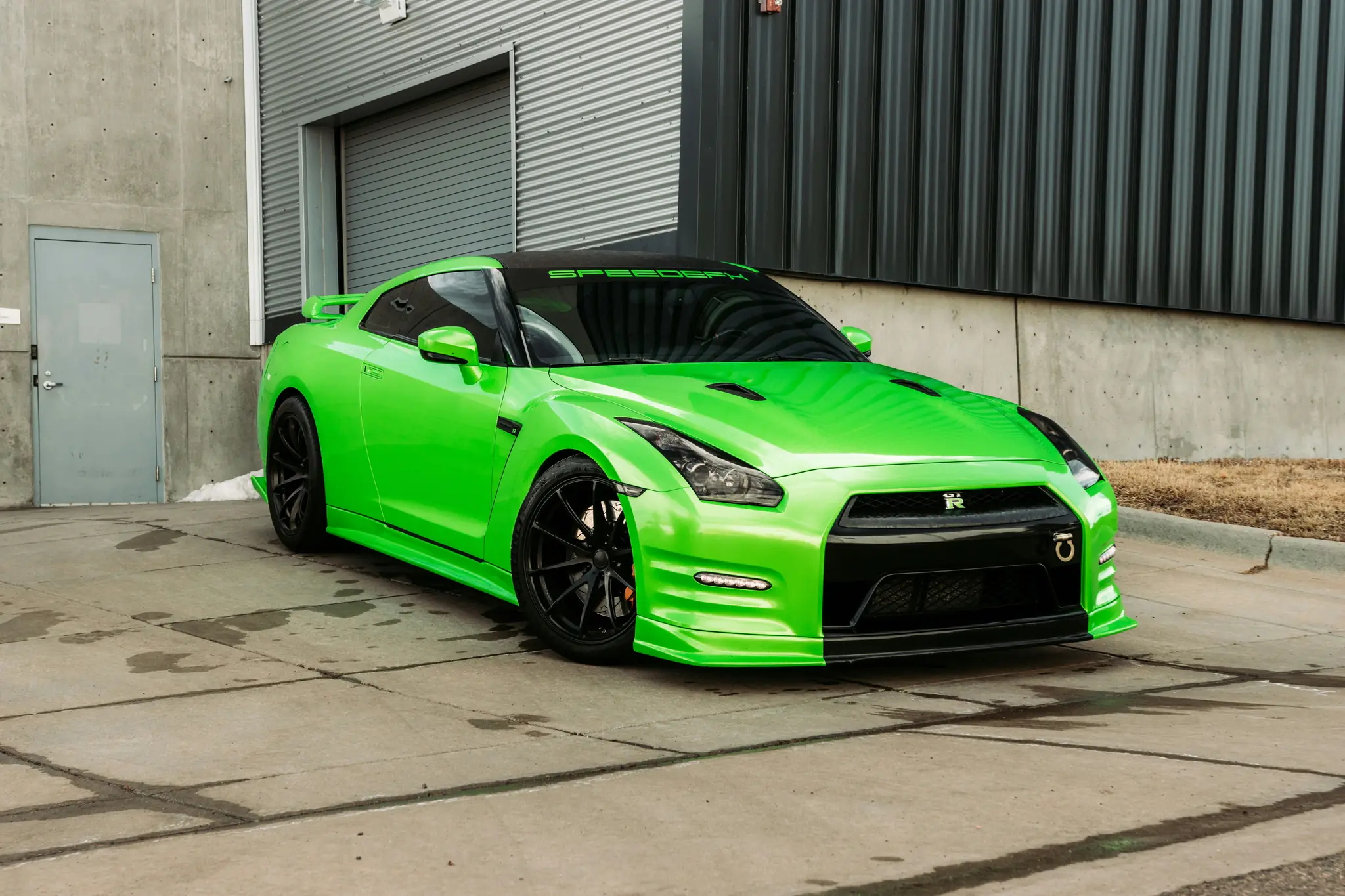 ניסאן GT-R ירוק עם ציפוי